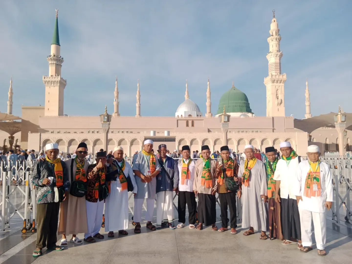 Foto bersama jamaah umroh AZPHIA di depan Masjid Nabawi Madinah